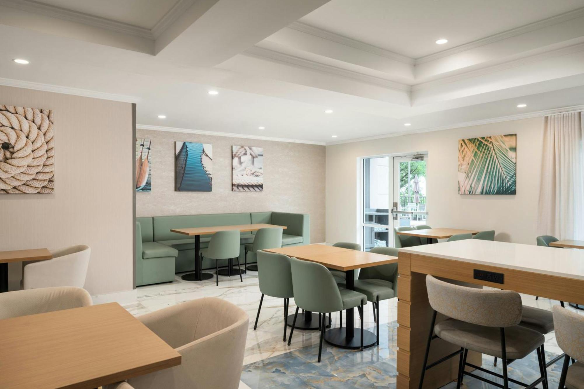 Hotel Fairfield & Butler Boulevard 3*