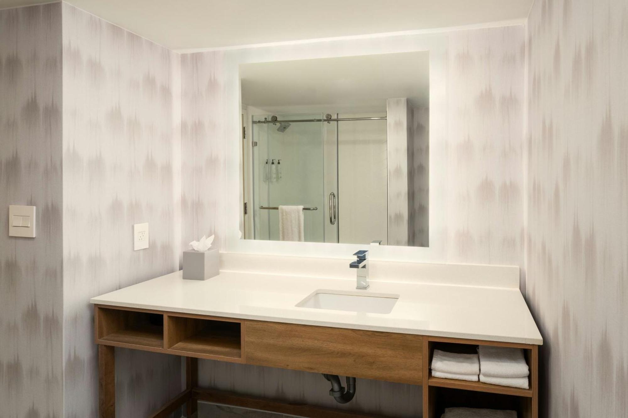 Fairfield & Butler Boulevard Hotel 3*