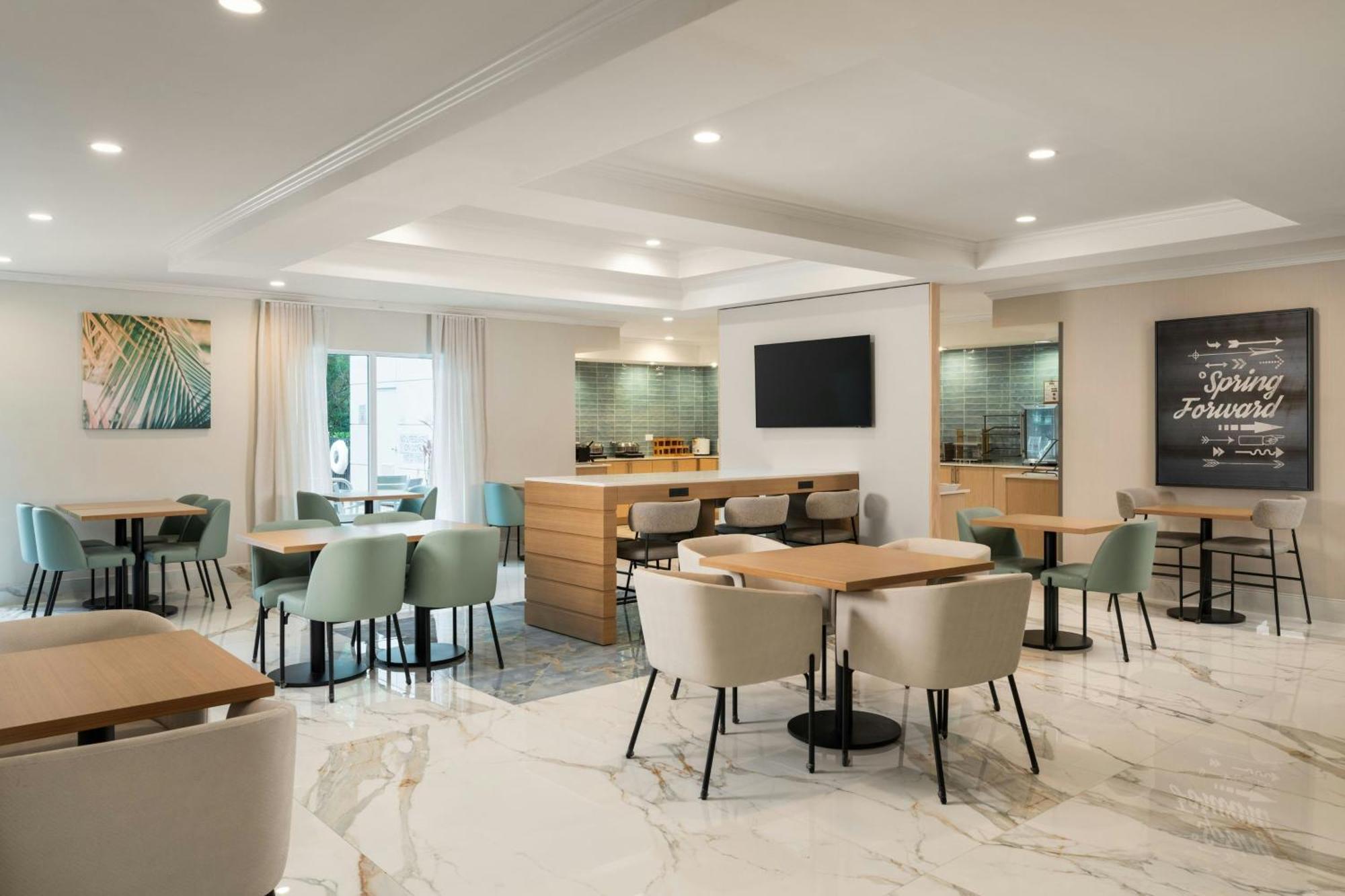 Hotel Fairfield & Butler Boulevard 3*